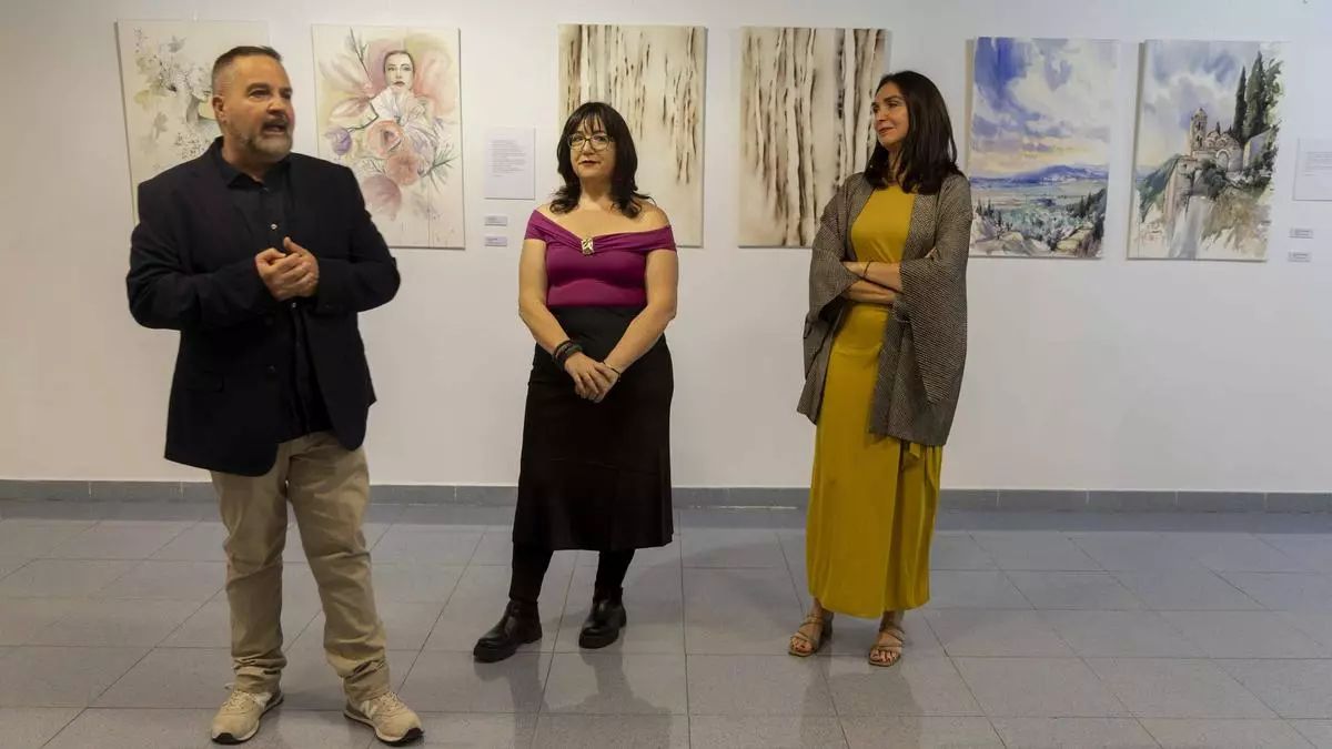 Eva Fajardo realiza una demostración de pintura en el Club INFORMACIÓN