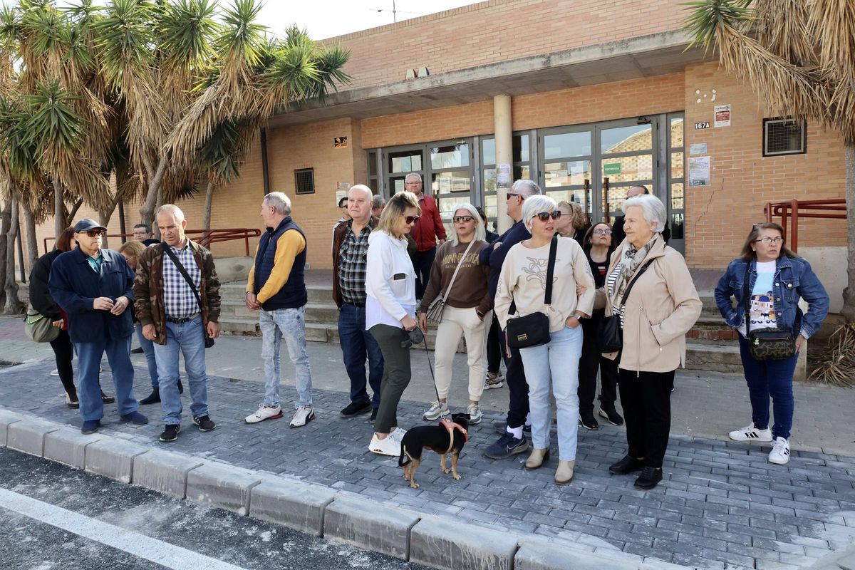 Vecinos afectados se han reunido este domingo en el Centro Municipal Zona Sur.
