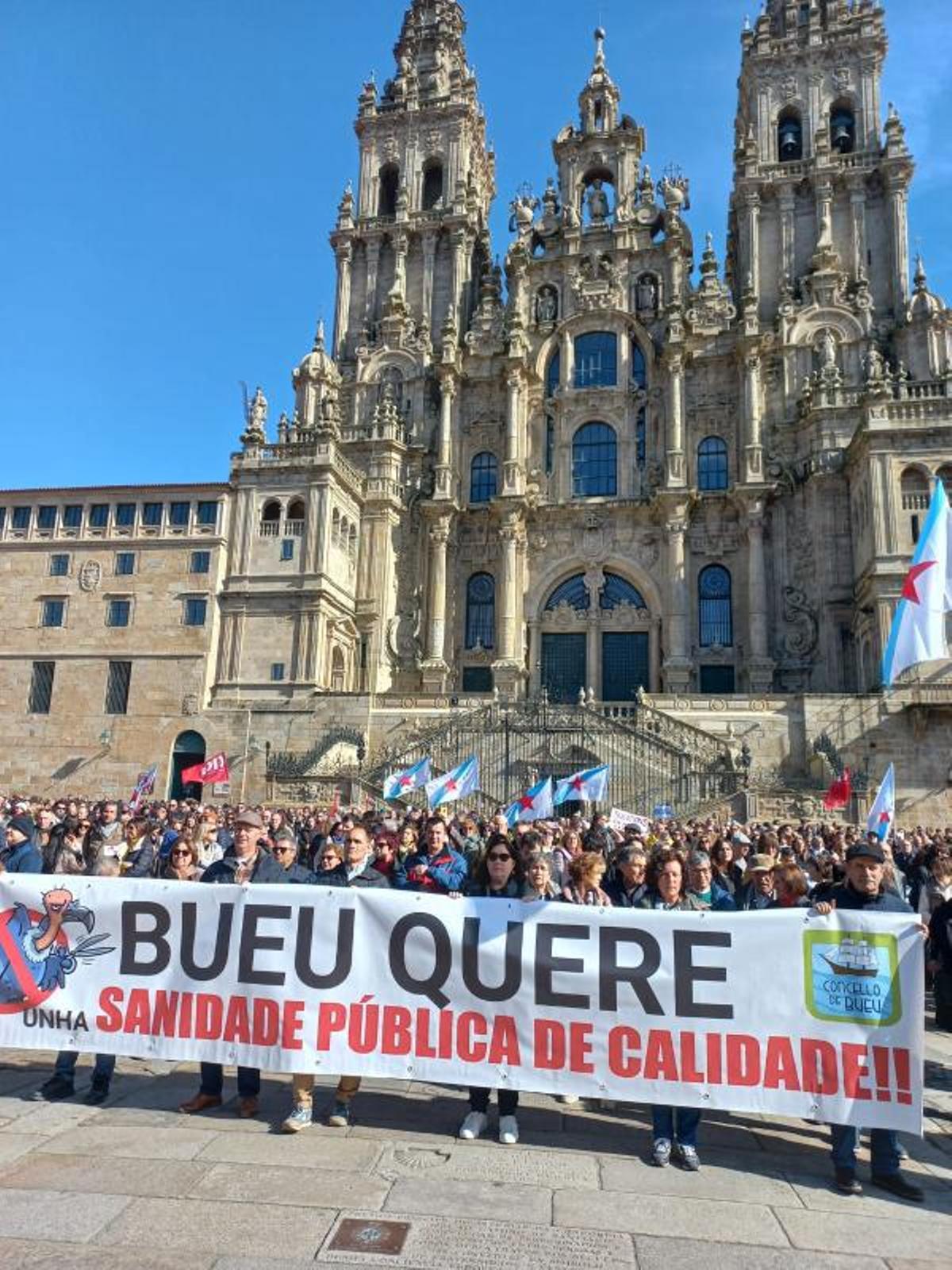 Delegación de Bueu, con Félix Juncal, en la Praza do Obradoiro. |   // FDV