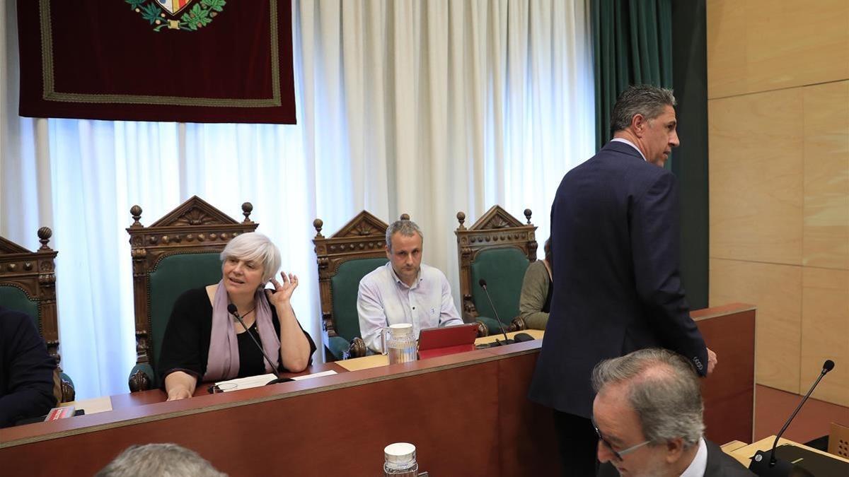 Dolors Sabater (centro) y Xavier García Albiol (derecha), en el pleno del Ayuntamiento de Badalona.