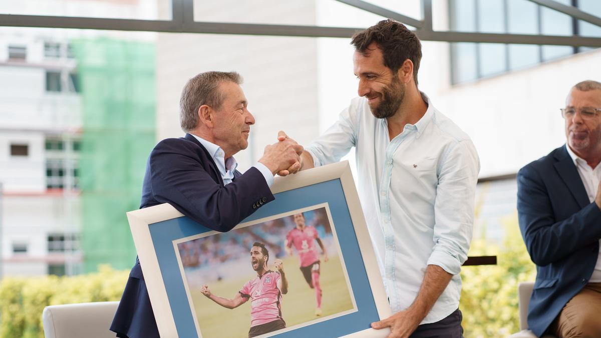 Homenaje a Carlos Ruiz en el momento de su despedida del CD Tenerife.