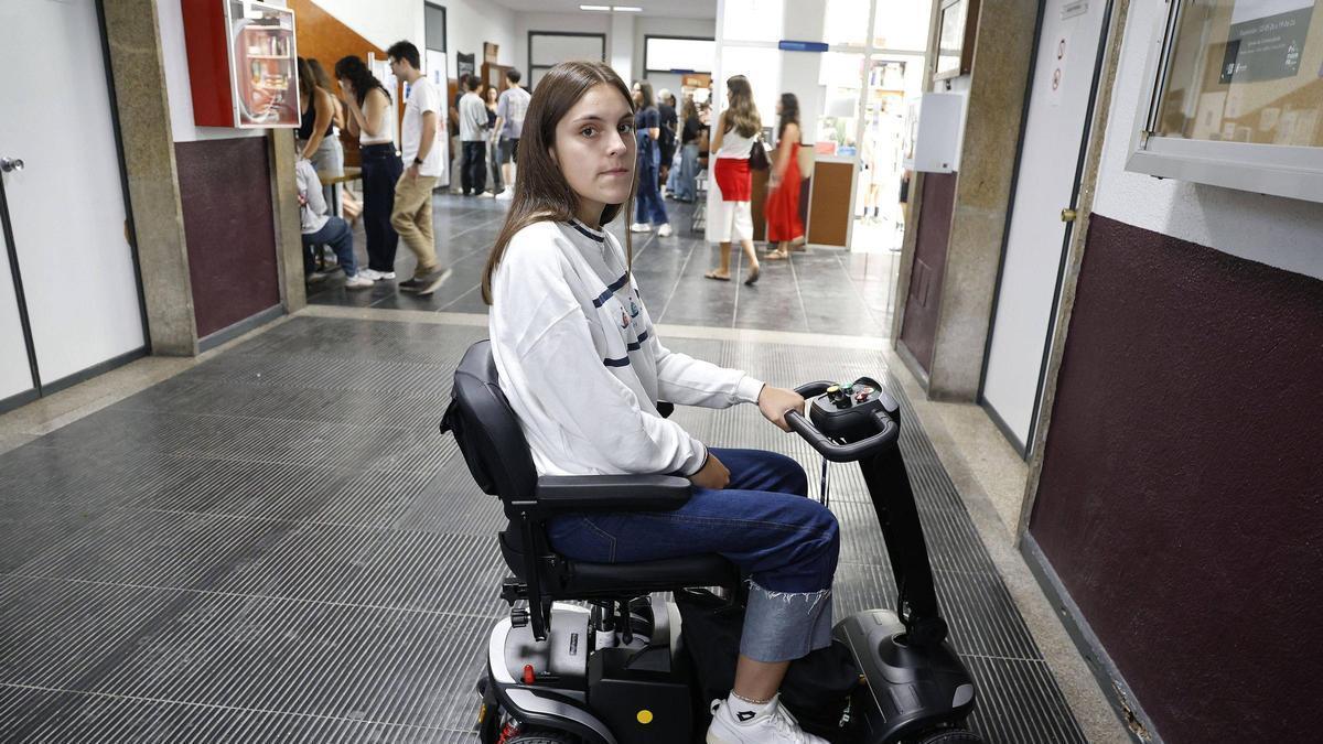 Saray Taboada, estudiante de Medicina en la USC, tiene una distrofia muscular desde su nacimiento.