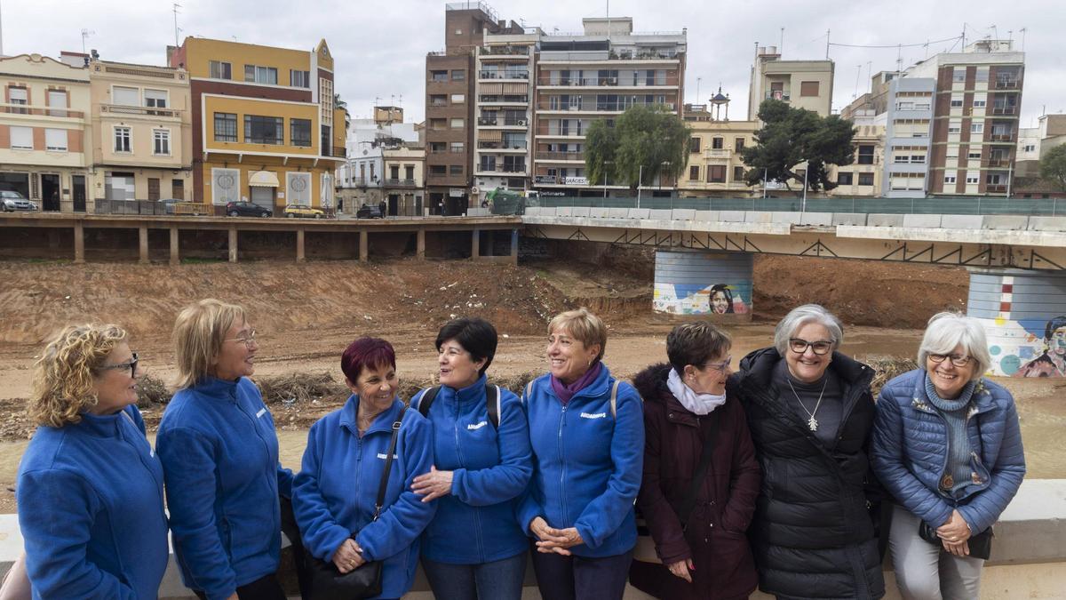 Cipri y Mariluz junto a mujeres 'andarinas' y bolilleras, ante el barranco de Paiporta.