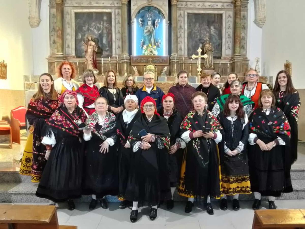 Grupo de mujeres, con el sacerdote, en Quiruelas de Vidriales. / E. P.