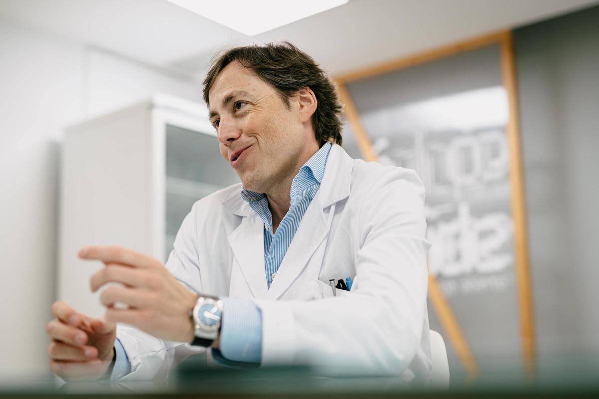 El jefe de Cardiología de Ourense, durante la entrevista.