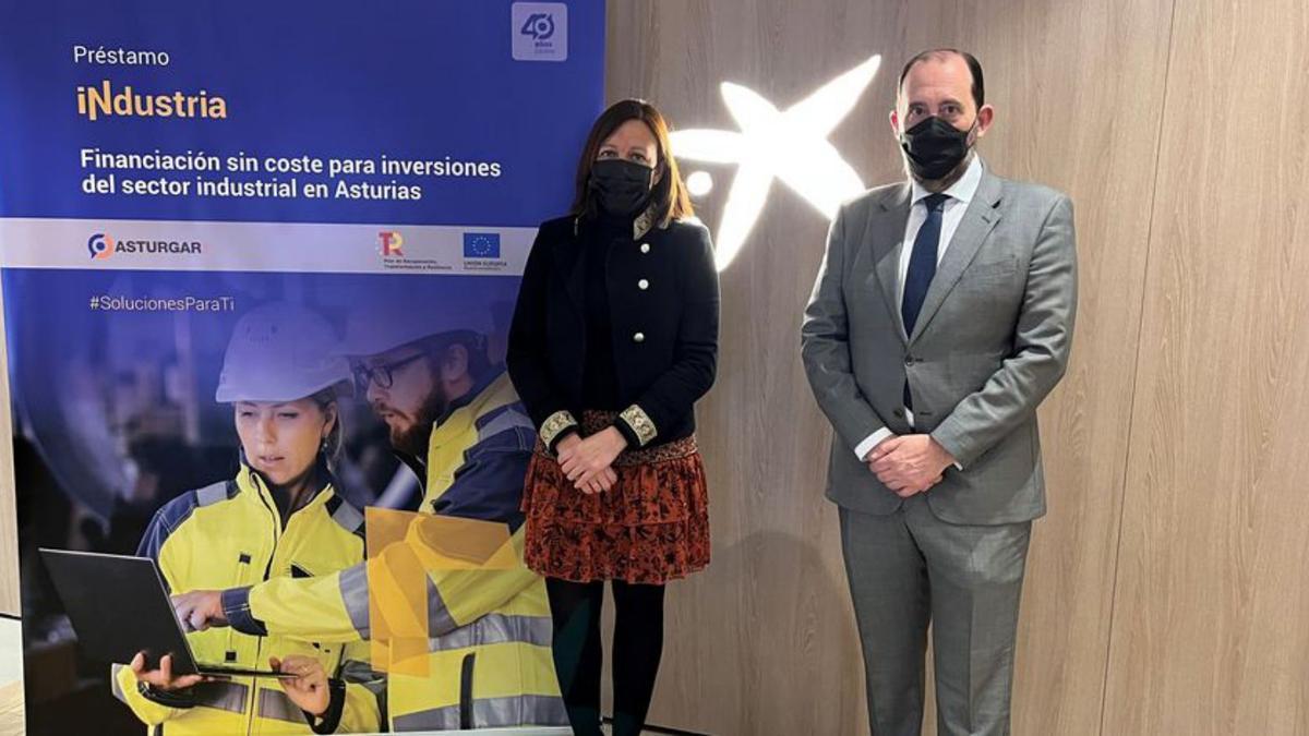 Celia Torío, de CaixaBank Asturias, y Ángel Rodríguez, de Asturgar.