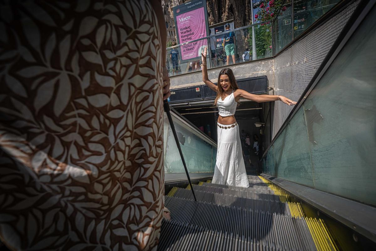 La escalera mecánica de la Sagrada Família es un incesante desfile de posados temerarios y 'selfies' prohibidas La escalera mecánica de la Sagrada Família es un incesante desfile de posados temerarios y 'selfies' prohibidas