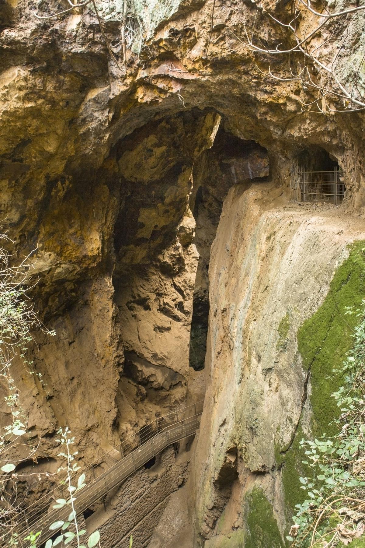 El interior de la Mina de la Jayona en Badajoz
