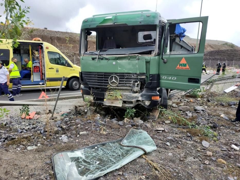 Aparatoso accidente junto al CC Alisios