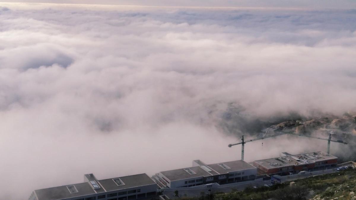 Las grúas de la Cumbre del Sol sobresalen en el mar de niebla