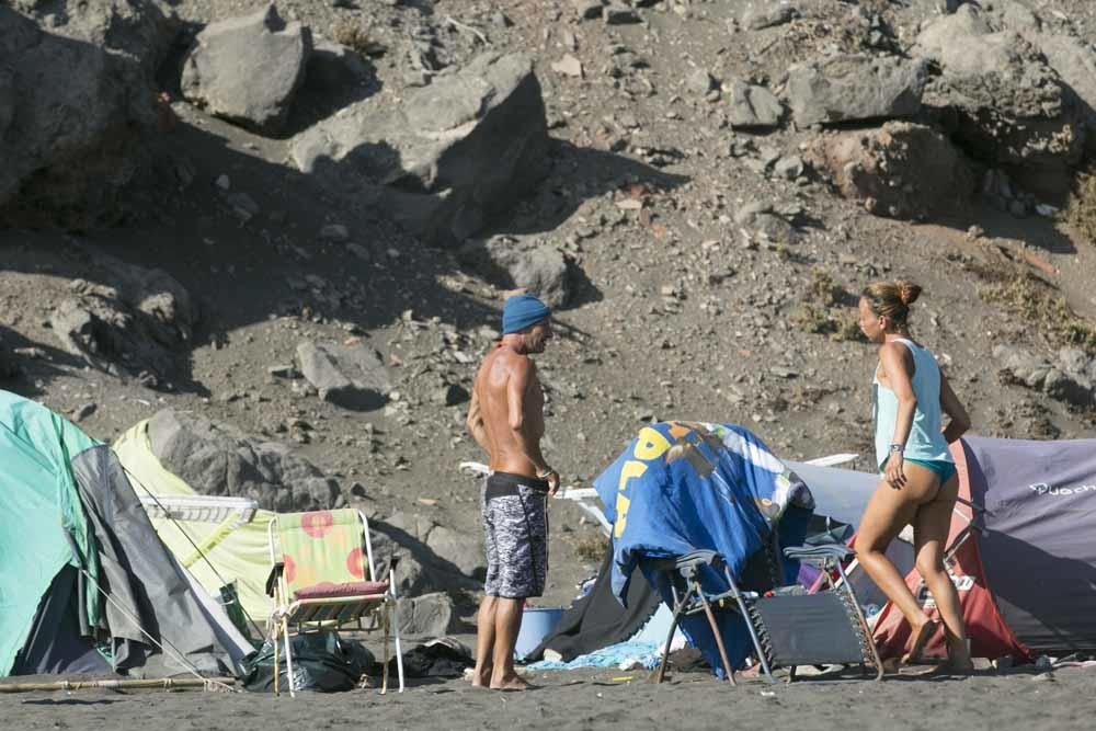 Hallan en la playa de Los Palos una zodiac