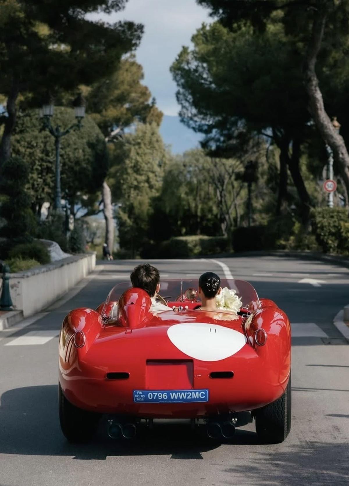 Ferrari 250 Testarossa a la salida de la boda