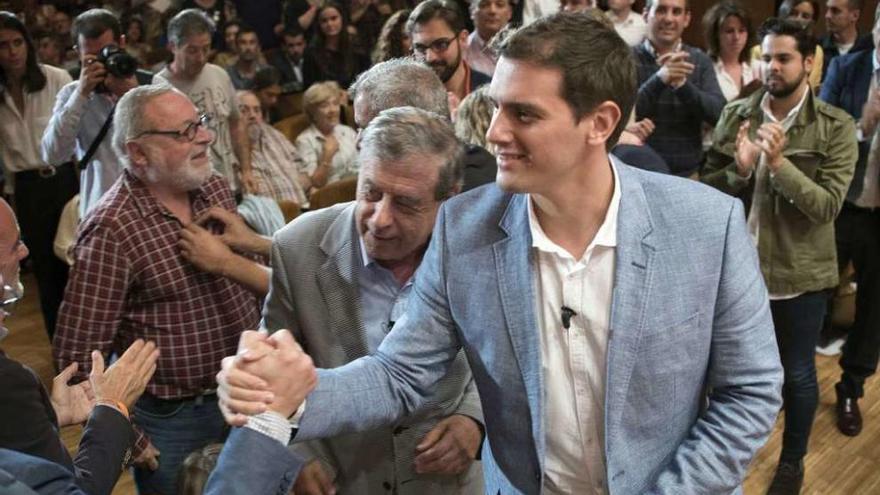 Rivera, junto a Sosa-Wagner y Fernando Savater, en unacto electoral ayer en Bilbao. // Faro