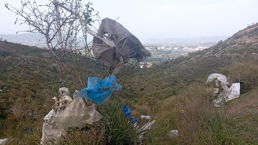 Los plásticos de Los Ruíces invaden los cerros de Colmenarejo