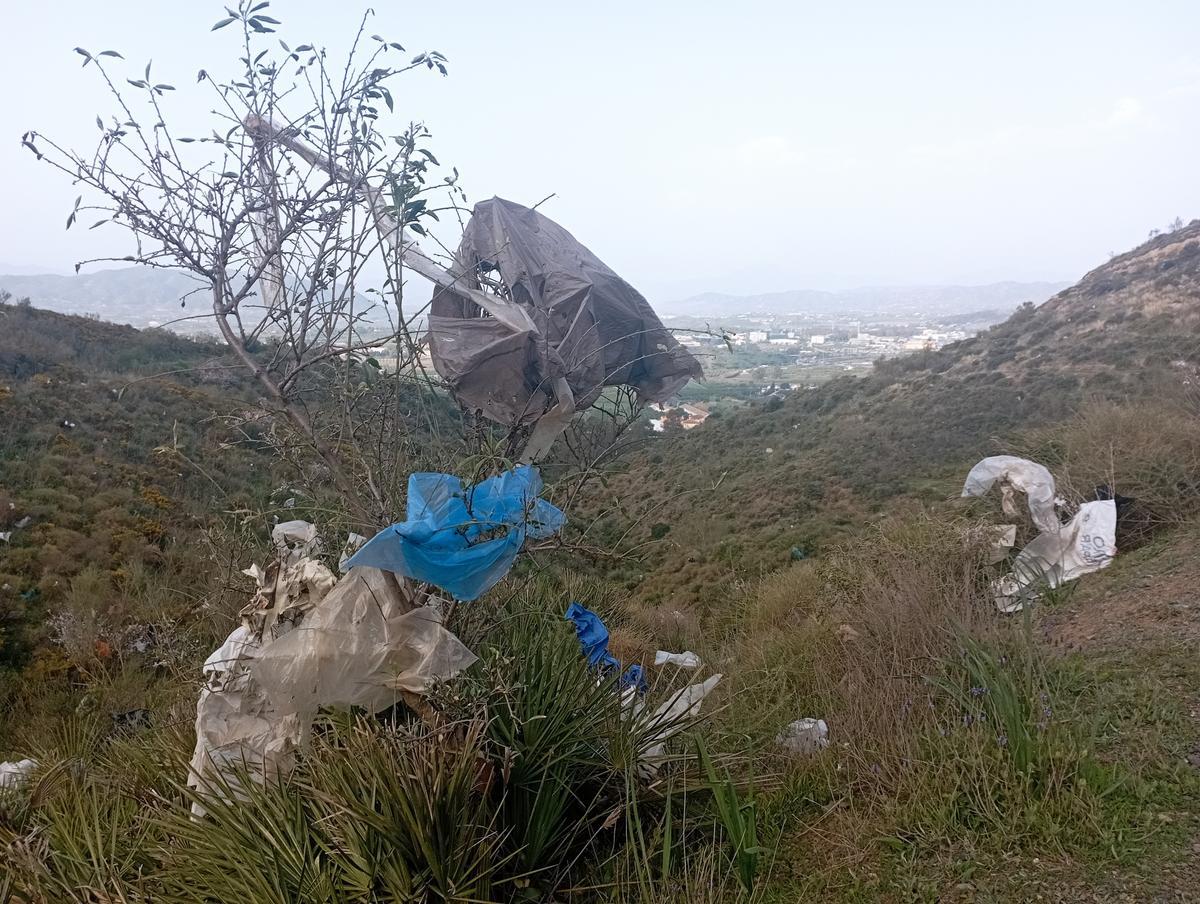 La basura se acumula en Colmenarejo.