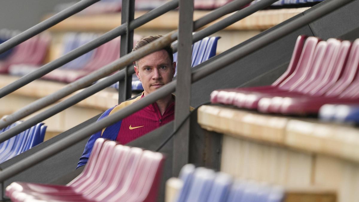 Ter Stegen se asoma al campo de entrenamiento del primer equipo.