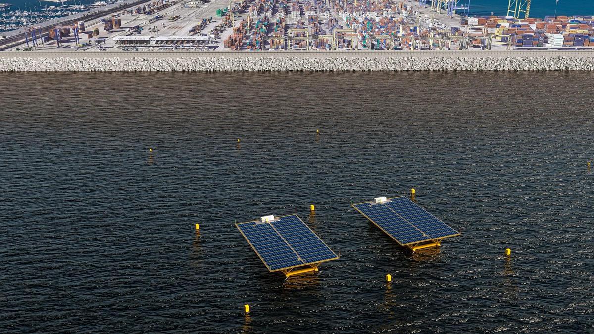 Paneles de energía fotovoltaica flotantes, junto al espigón de la terminal sur de conenedores de Valenciaport