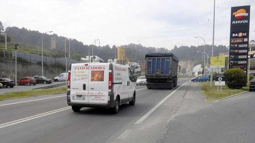 Varios vehículos circulan por la zona de A Báscula, donde la Xunta construirá las dos rotondas.