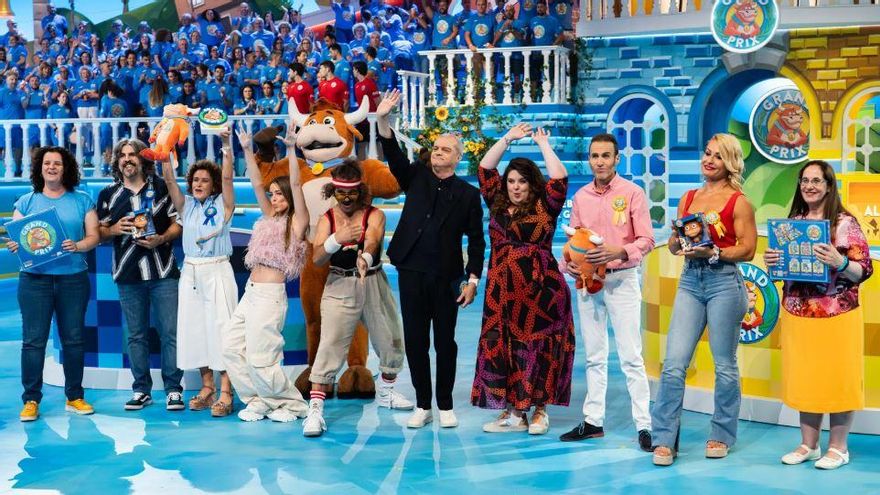 La alcaldesa de SanSebastián de La Gomera, con camisa azul, y su homólogo de Alagón, a la derecha.