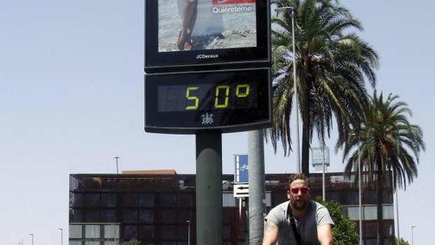 Un joven en bici, en Córdoba a 50º al sol.