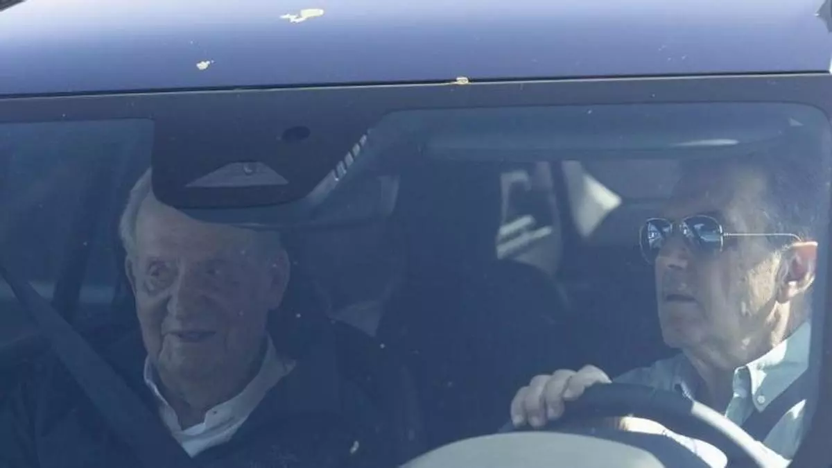 Juan Carlos I llega a la ría de Pontevedra en su quinta visita de este año para volver a navegar