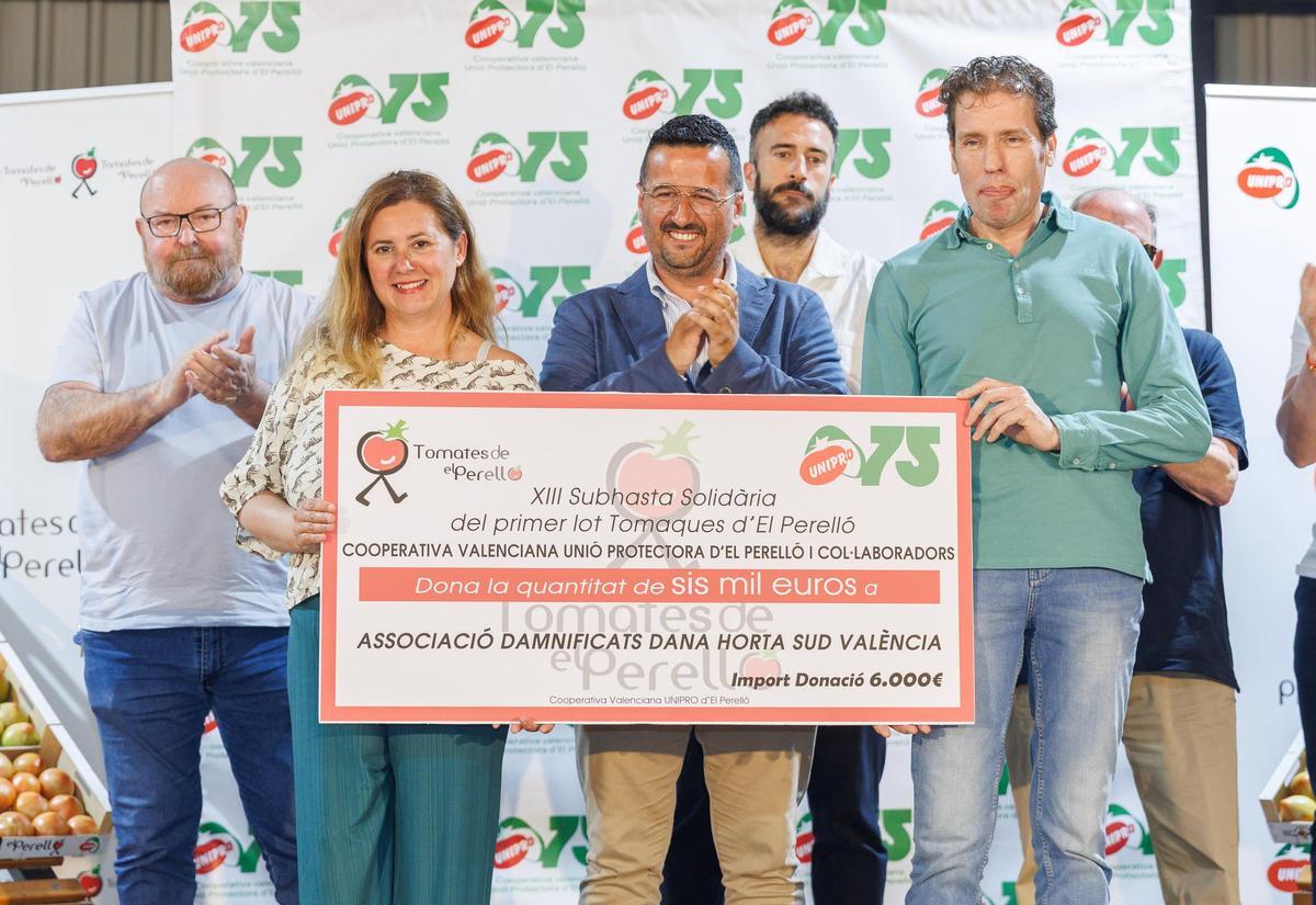 Momento de entrega del talón simbólico.