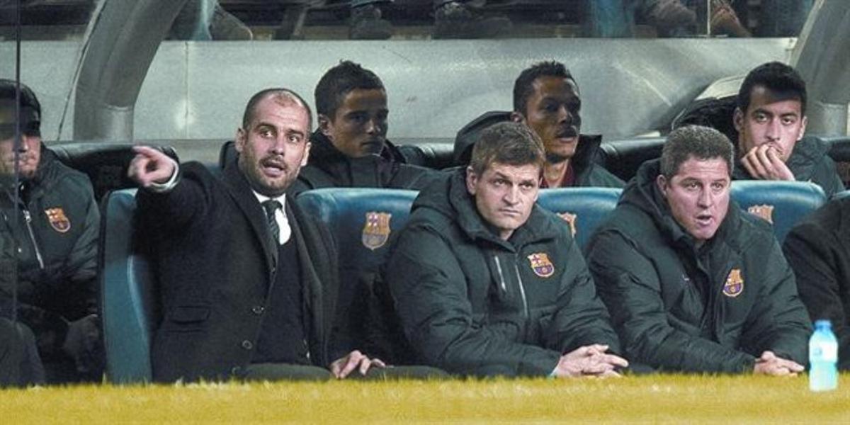 Guardiola, amb Tito Vilanova, durant el partit de dissabte contra el Saragossa.