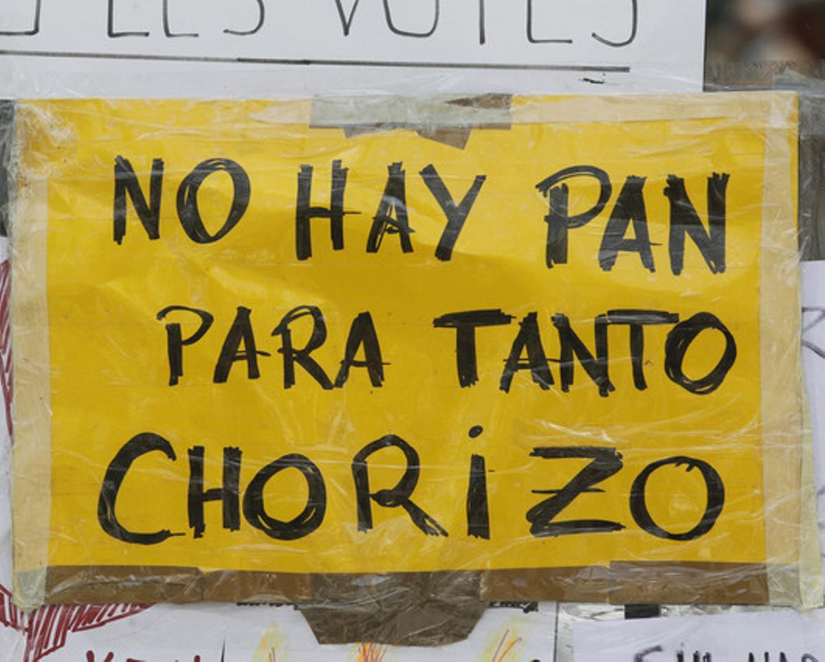 Un dels cartells al campament d’indignats a la Puerta del Sol, a Madrid, el 19 de maig del any passat. Un dels cartells al campament d’indignats a la Puerta del Sol, a Madrid, el 19 de maig del any passat.