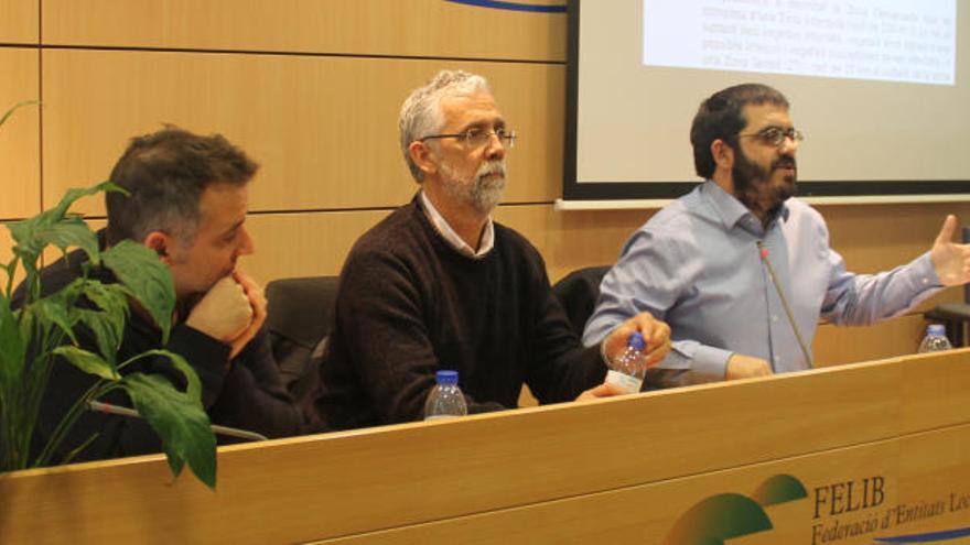 El conseller Vicenç Vidal, a la derecha, con el director general de Agricultura del Govern (centro) y el presidente de la Felib.