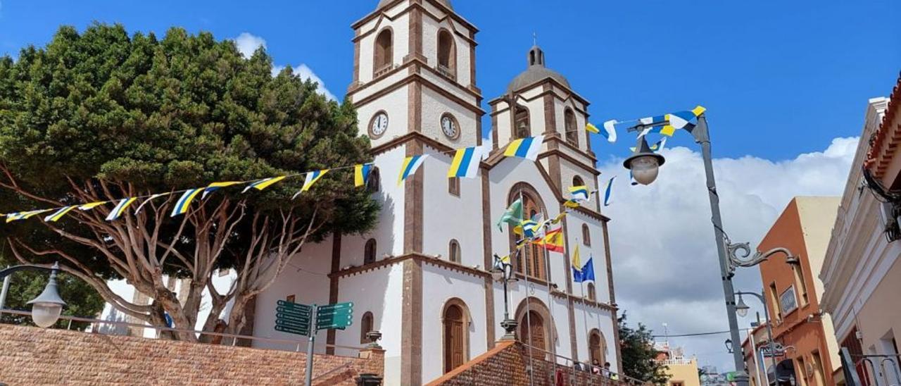 Ingenio ya luce los banderines propios de sus fiestas.