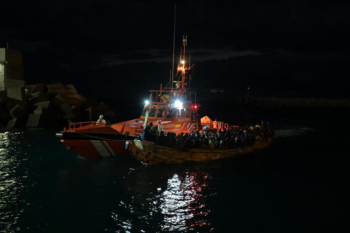 Salvamento Marítimo y la Guardia Civil rescatan dos nuevos cayucos en El Hierro