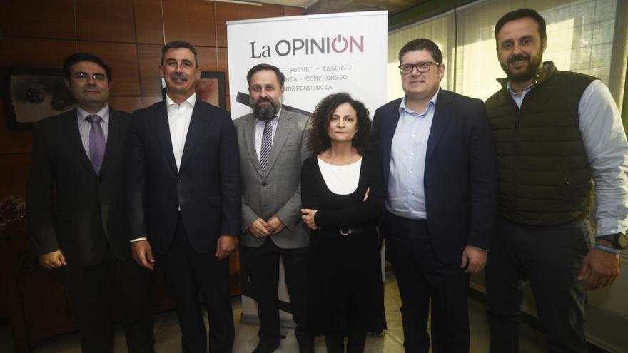 De izquierda a derecha, Antonio Romero, Pedro Ramírez, Pedro Miguel Ruiz, María José Gil, Alberto Carretón y Ginés Ángel García, en la sede de LA OPINIÓN