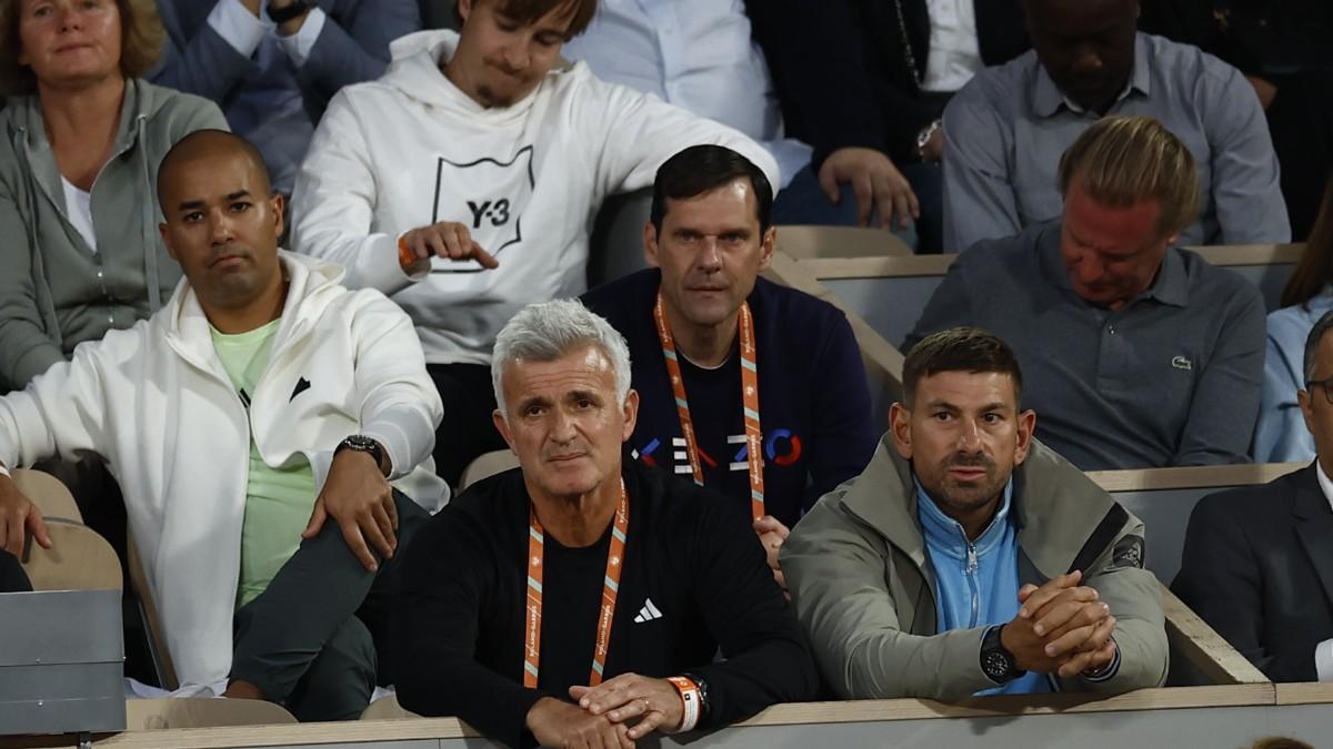 Fiotakis junto al padre de Tsitsipas, Apostolos, en el palco de Roland Garros