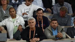 Fiotakis junto al padre de Tsitsipas, Apostolos, en el palco de Roland Garros