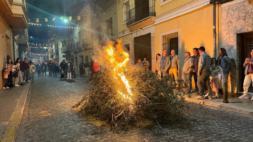 Alberic festeja Sant Antoni con seis hogueras