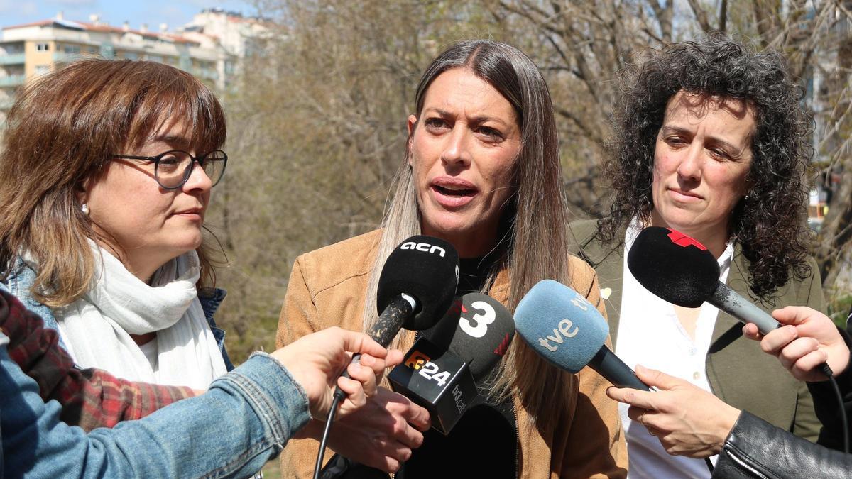 La portavoz de Junts en el Congreso, Míriam Nogueras, con el alcaldable en Terrassa, Meritxell Lluís, y la segunda de la lista, Montserrat Caupena
