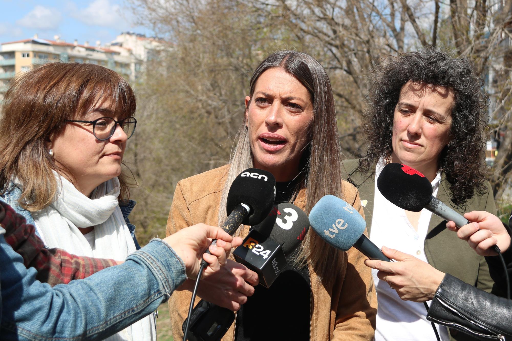 La portavoz de Junts en el Congreso, Míriam Nogueras, con el alcaldable en Terrassa, Meritxell Lluís, y la segunda de la lista, Montserrat Caupena