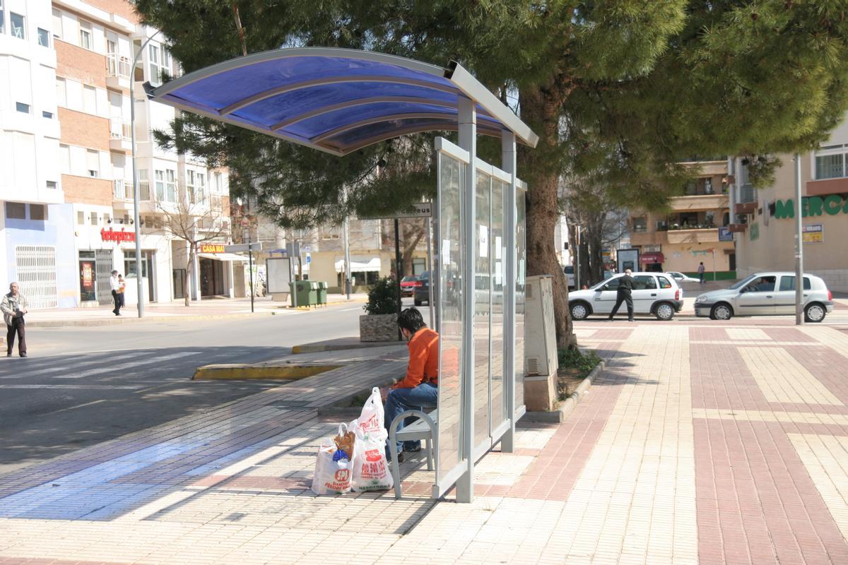 Parada del bus público de Bnei`cassim en la plaza de Les Corts.