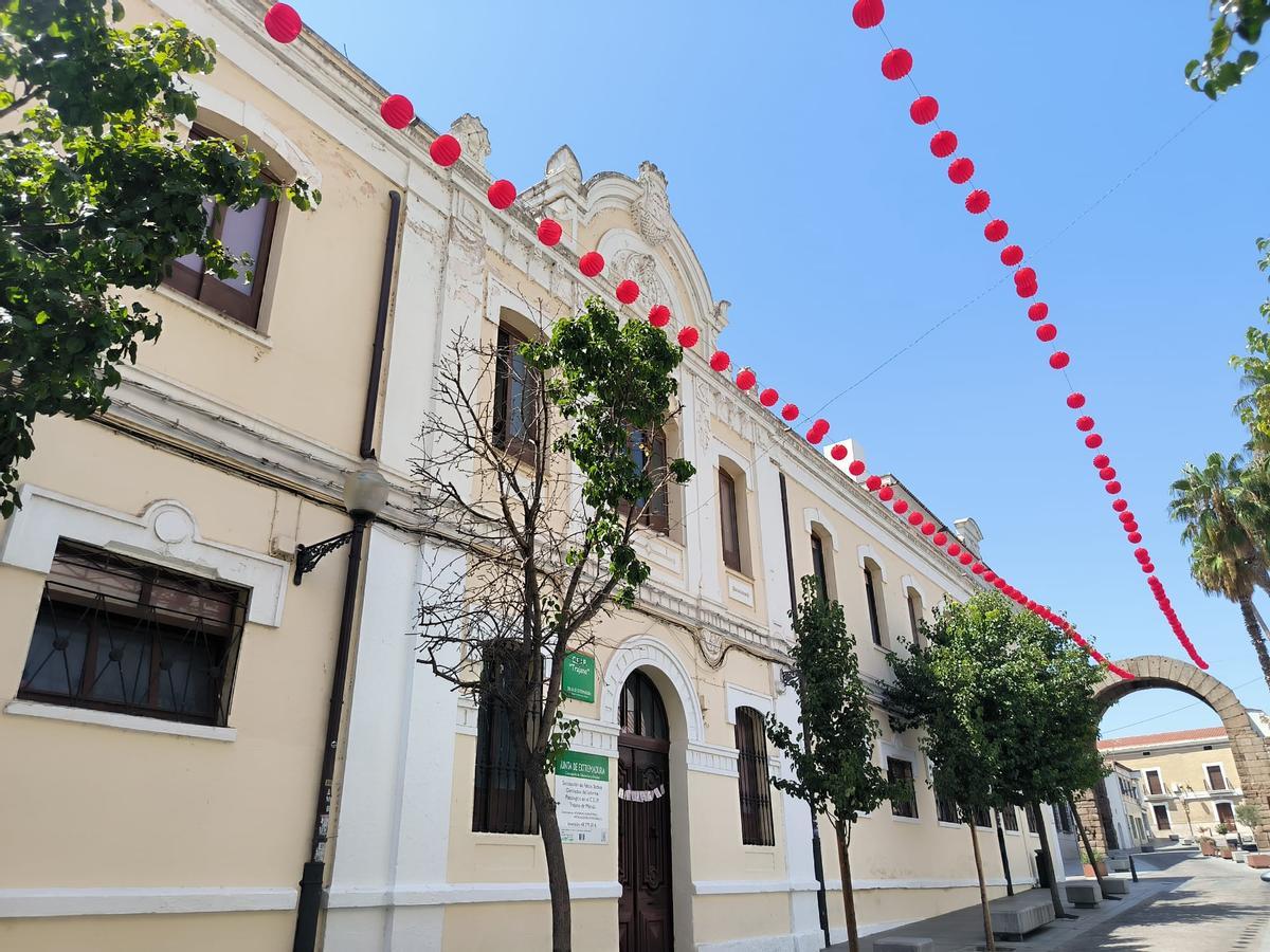 Vista de la calle Trajano, adornada para la Feria de Mérida.