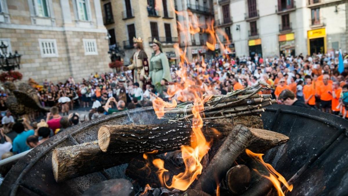 La Flama del Canigó en la plaza Sant Jaume de Barcelona