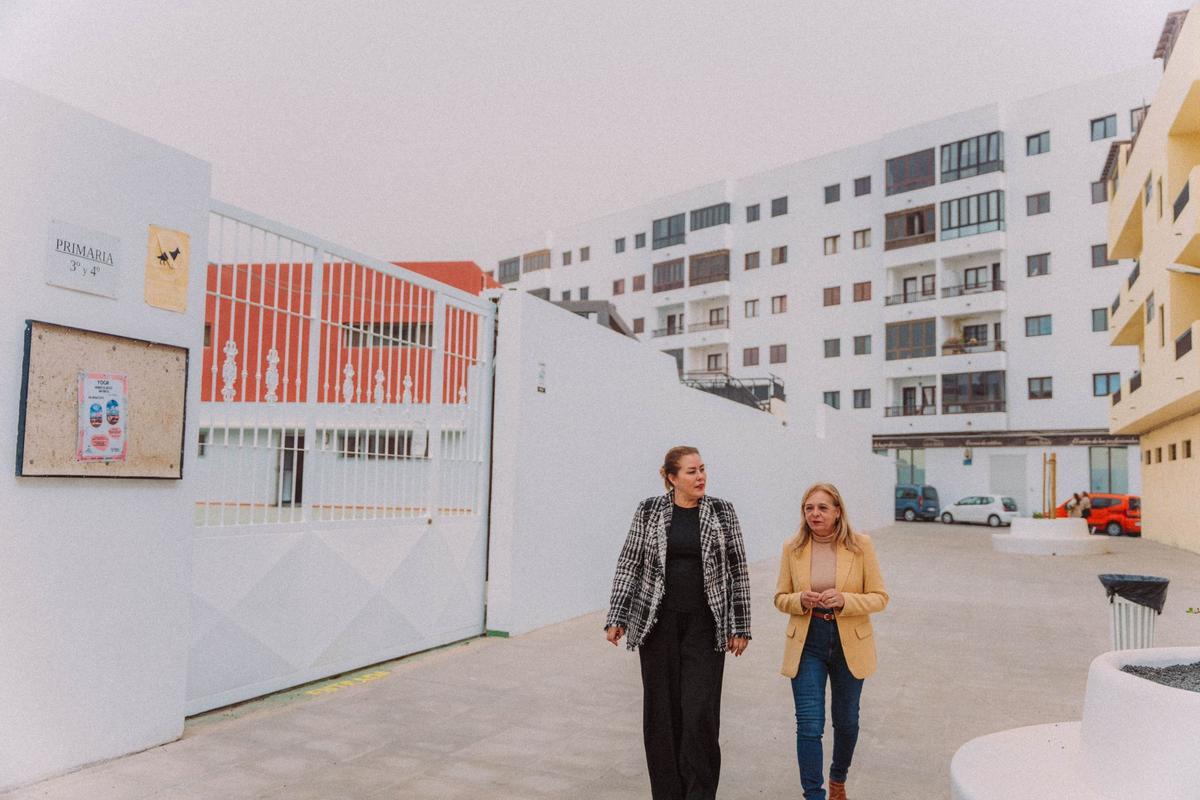 Imagen de la visita de la alcaldesa de Arrecife, Astrid Pérez, a las obras en el barrio de Valterra.