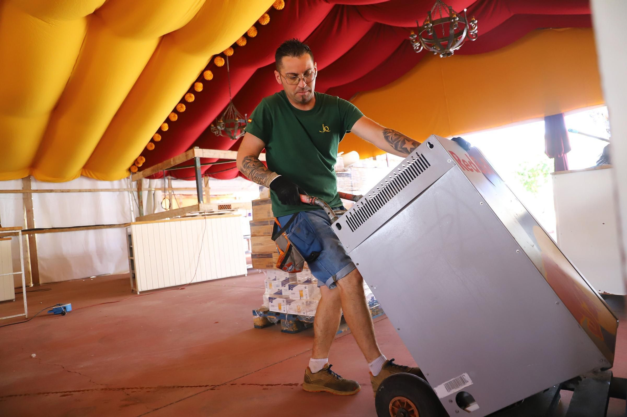 El montaje de las casetas de Feria en imágenes