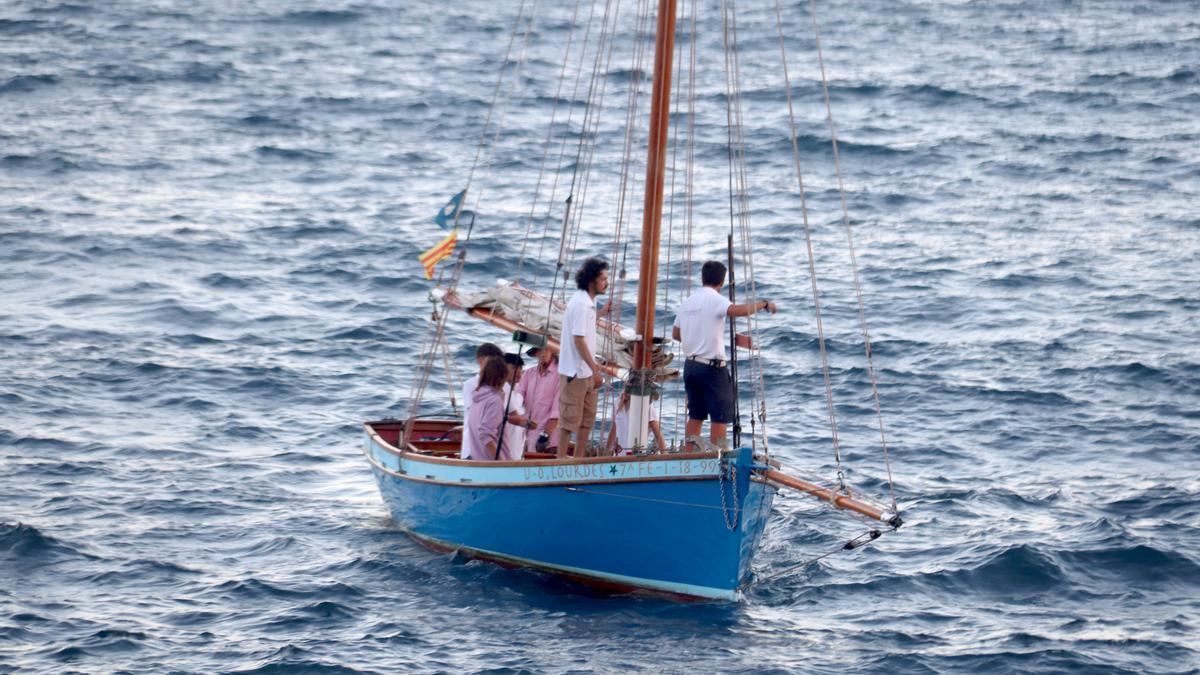 Un veler de la Fundació Philippe Cousteau surt del port de l'Estartit per llançar una àmfora amb una barreja d'aigües