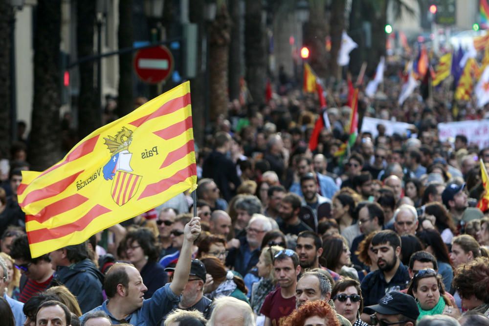 Manifestación en Valencia con motivo del 25 d'Abril