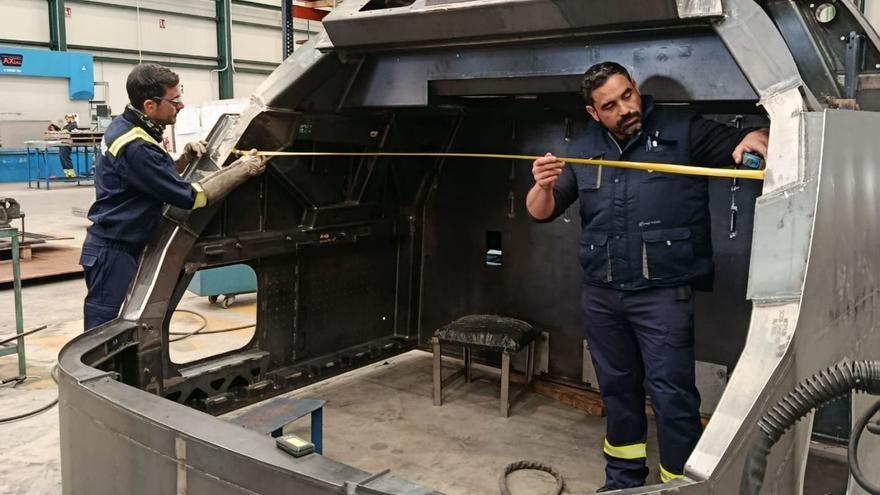 David López Corral, jefe de equipo y soldador de Metalmecánicas Herjimar (a la derecha).