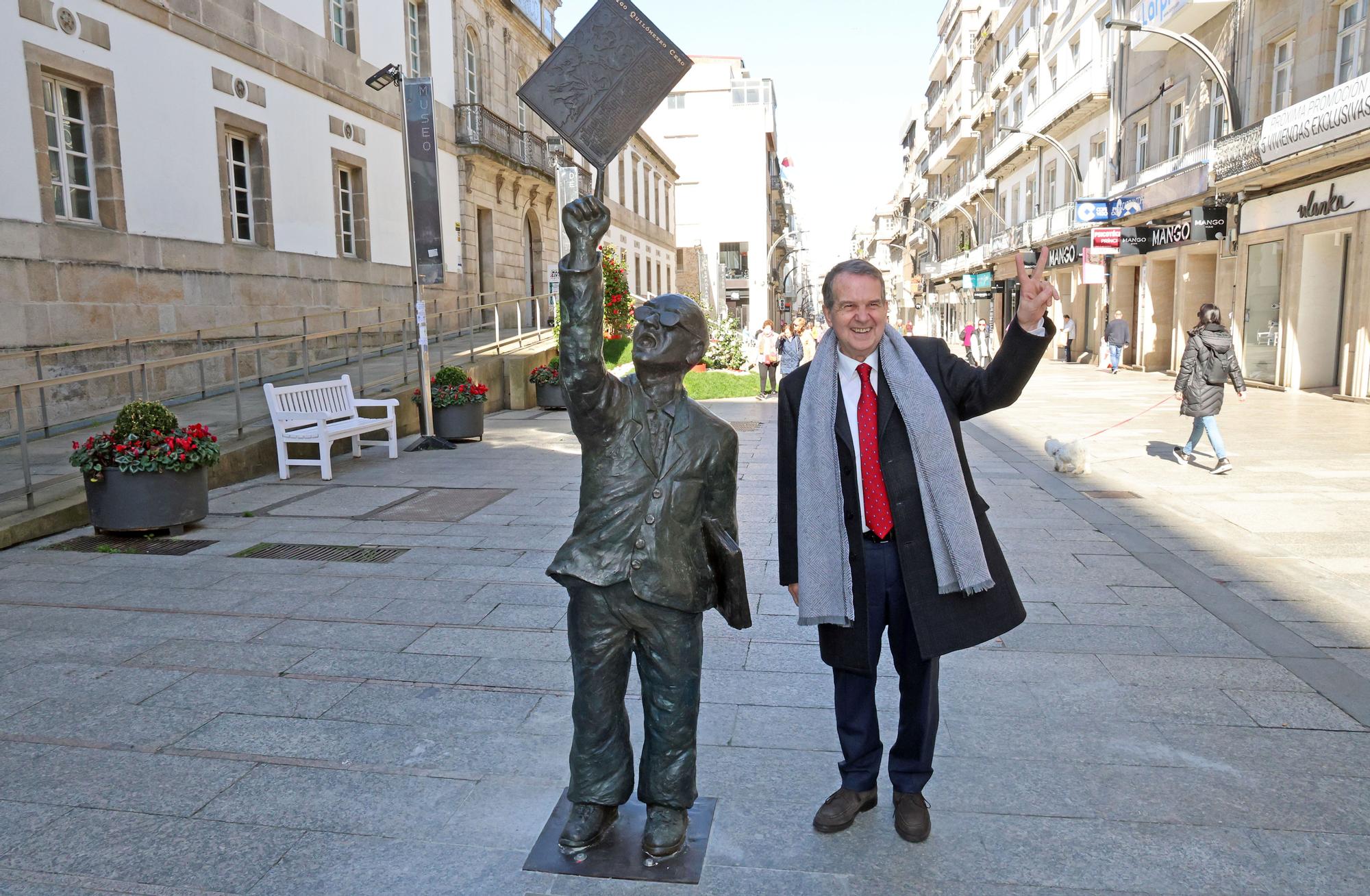 La estatua de Manuel Castro vuelve a Príncipe con nuevos refuerzos