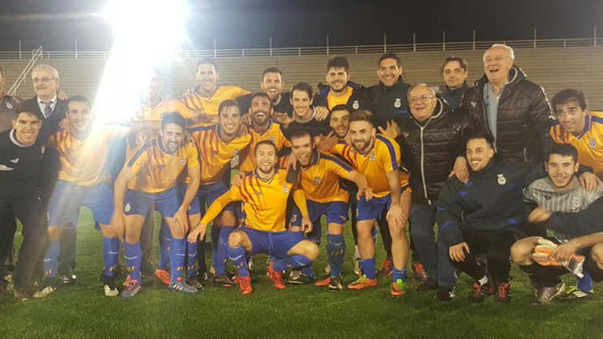 La selección celebrando su pase.