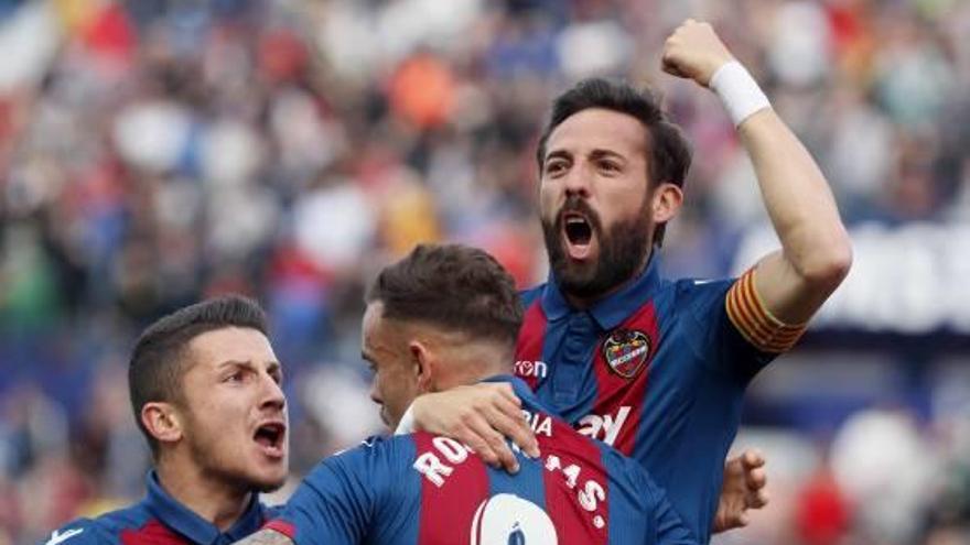 Róger, Bardhi y Morales celebran un gol el pasado domingo en Orriols.