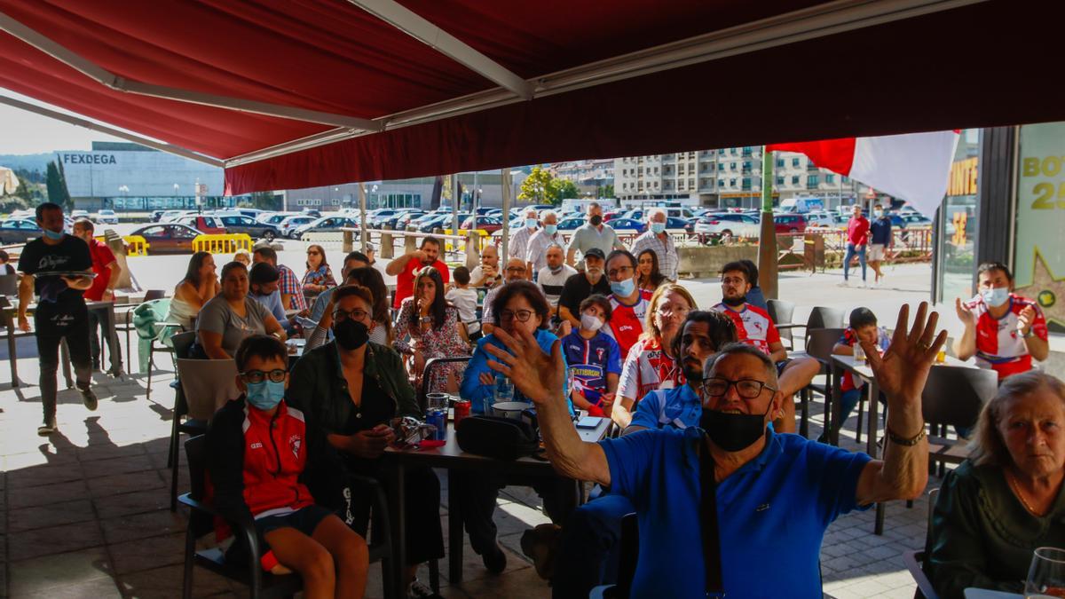 La afición se está concentrando para seguir cada desplazamiento del equipo por televisión.