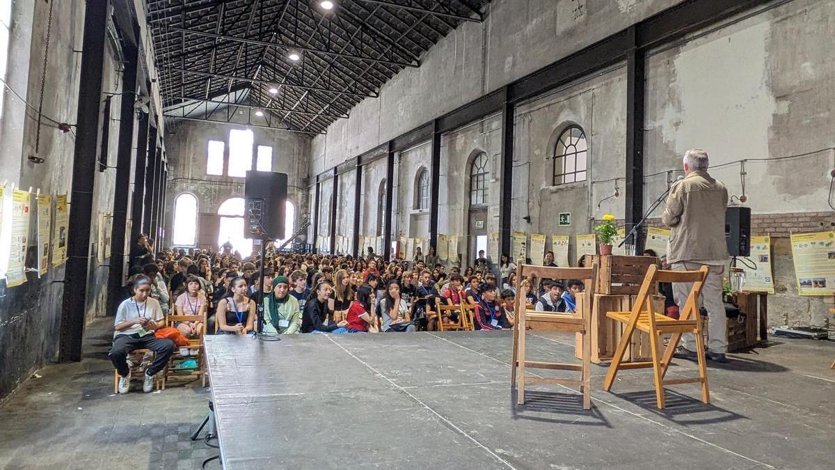 Aspecte del recinte de l’Anònima amb els alumnes participants i, d’esquena, Pep Parés, que interpretava el Capità Enciam